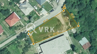 Stavebný pozemok v obci Slanec s veľkou podzemnou pivnicou